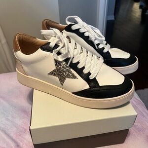 Women’s sneakers size 9